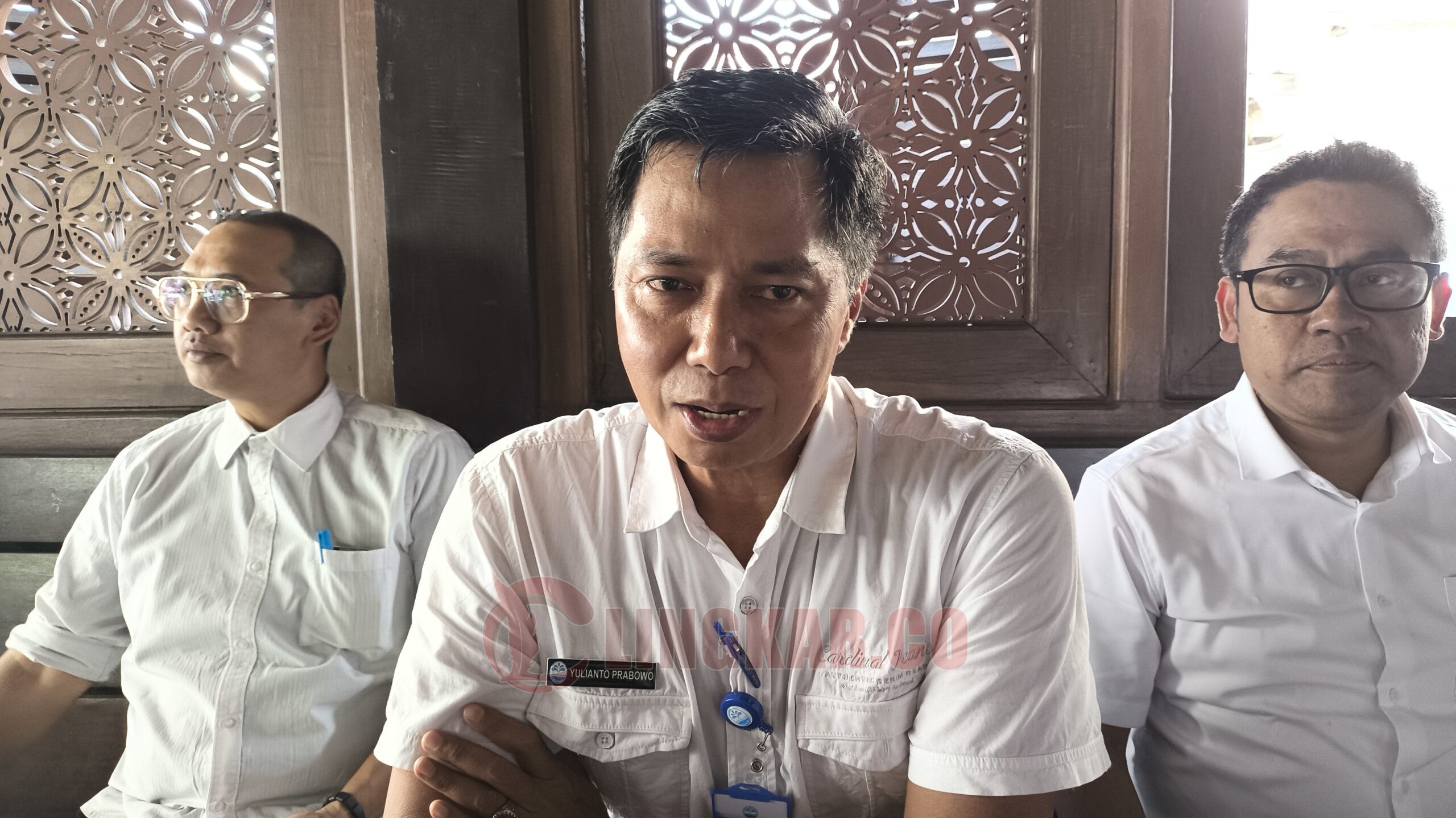 Pelaksana Tugas (Plt) Direktur Umum PDAM Tirta Moedal, Yulianto Prabowo saat diwawancarai. (dok Alan Henry)