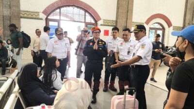 Kepala Daop 4 Semarang, Suharjono saat menyapa pelanggan di Stasiun Tawang. (dok Alan Henry)