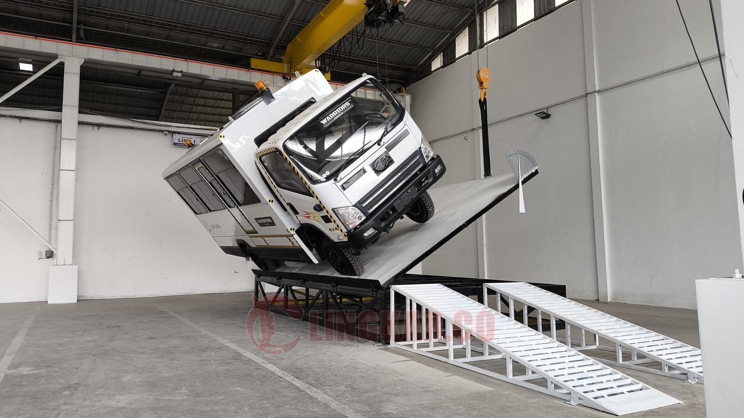 Uji guling (roll over test) sesuai standar UN ECE R66 milik PT Laksana. (dok Alan Henry)