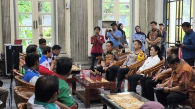 Wali Kota Semarang, Agustina Wilujeng Pamestuti saat menerima audiensi buruh Kota Semarang. (dok Alan Henry)