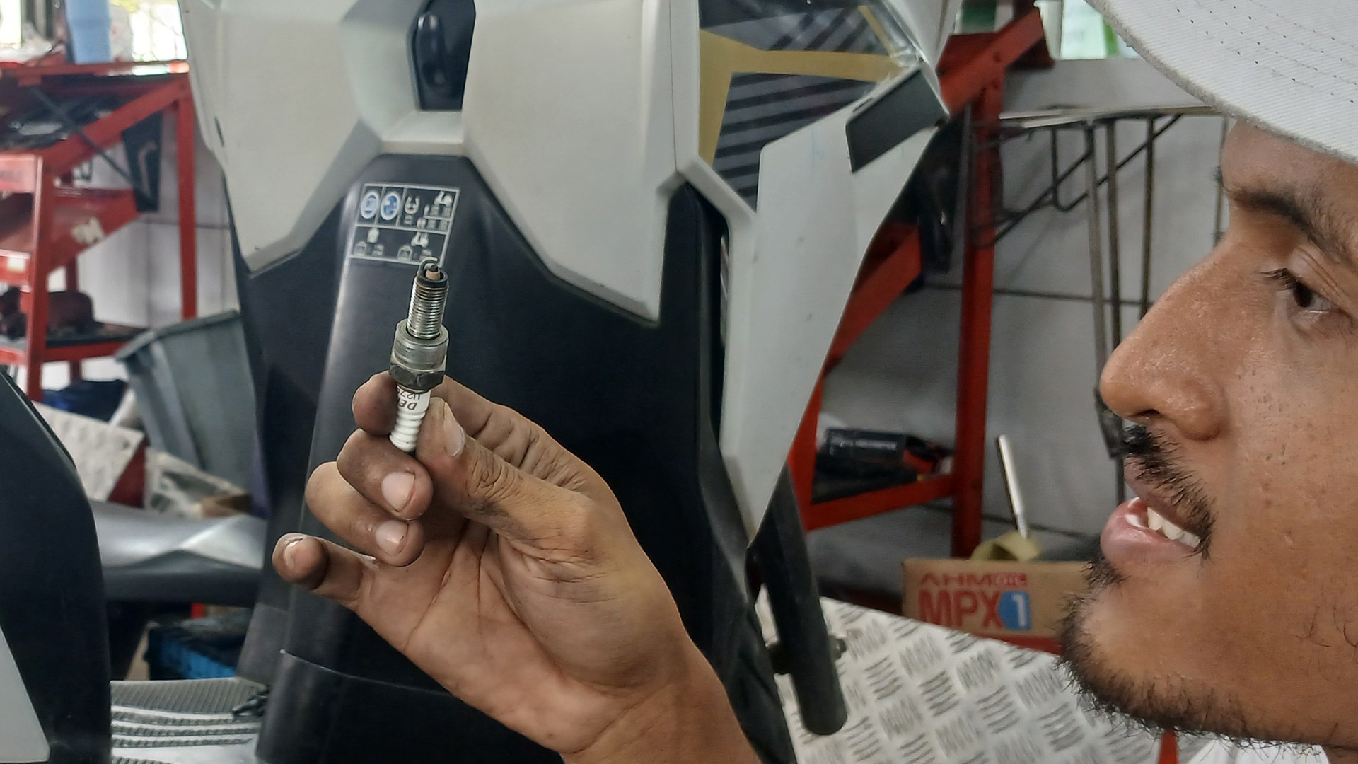 Ilustrasi busi motor honda kotor. (dok Istimewa)