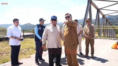 Presiden Prabowo saat meninjau Jembatan Putus di Pantai Dona di Kutacane, Kabupaten Aceh Tenggara, pada Senin (1/12/2025). Foto: Istimewa/Lingkar.co