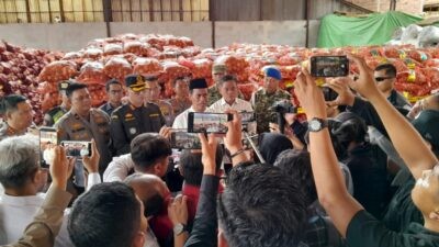 Menteri Pertanian Amran Sulaiman saat berada di Tanjung Emas memantau pengamanan Bawang Bombay Ilegal. Foto: Muso/Lingkar.co