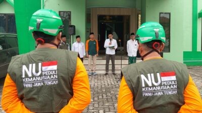 Ketua NU Peduli Jateng, KH Mandzhur Labib saat menyampaikan laporan kegiatan aksi kemanusiaan untuk Aceh di halaman kantor PWNU Jawa Tengah, Jl. dr. Cipto 180, Kota Semarang. Foto: Rifqi