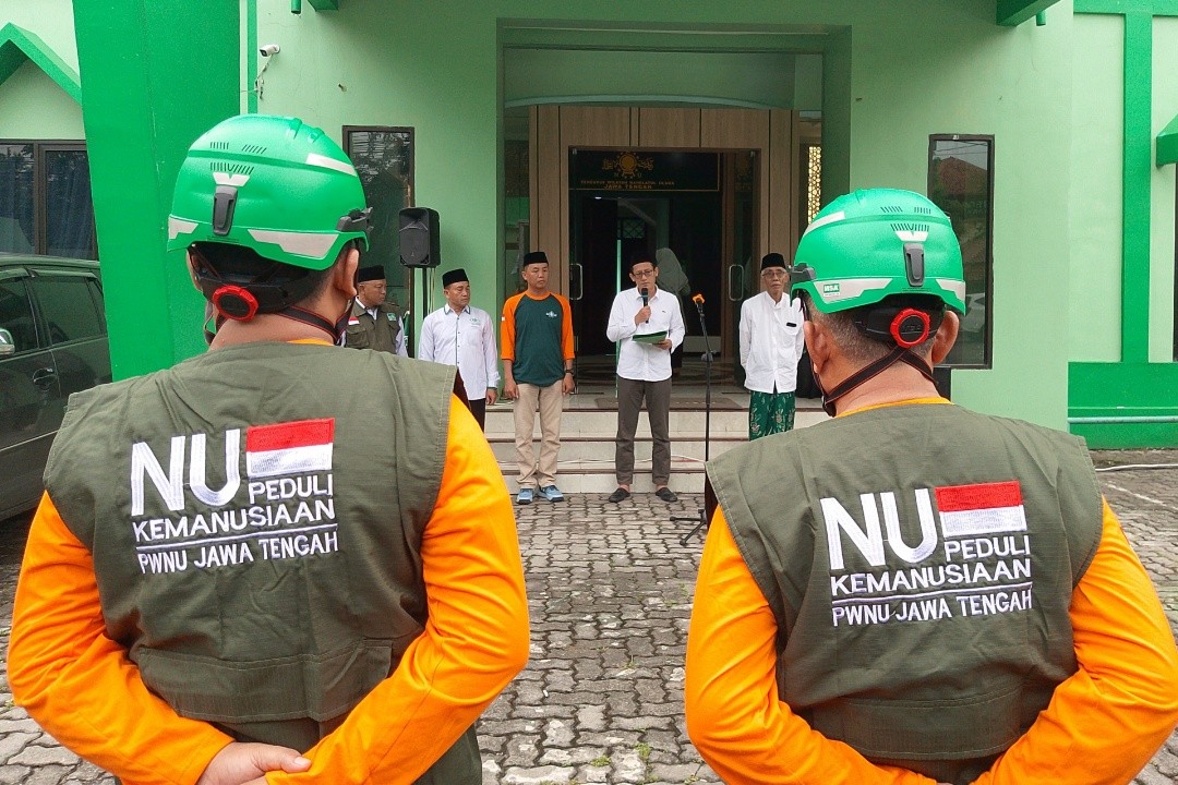 Ketua NU Peduli Jateng, KH Mandzhur Labib saat menyampaikan laporan kegiatan aksi kemanusiaan untuk Aceh di halaman kantor PWNU Jawa Tengah, Jl. dr. Cipto 180, Kota Semarang. Foto: Rifqi