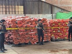 Polrestabes Amankan 133 Ton Bawang Bombay Ilegal di Pelabuhan Tanjung Emas Semarang