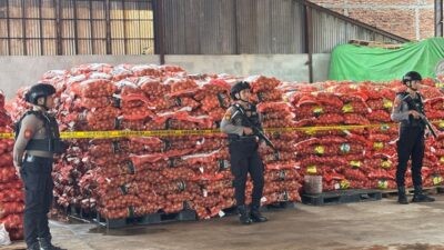 Aparat keamanan menjaga bawang Bombay Ilegal sitaan di pelabuhan Tanjung Emas, Kota Semarang, Jawa Tengah, Sabtu (10/1/2026).
