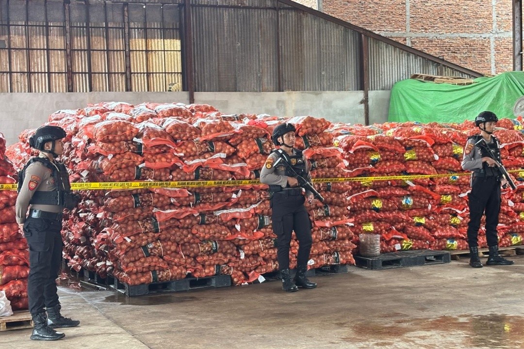 Aparat keamanan menjaga bawang Bombay Ilegal sitaan di pelabuhan Tanjung Emas, Kota Semarang, Jawa Tengah, Sabtu (10/1/2026).
