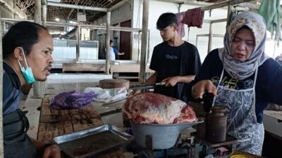 Pedagang daging di salah satu pasar kabupaten Batang. Foto: istimewa