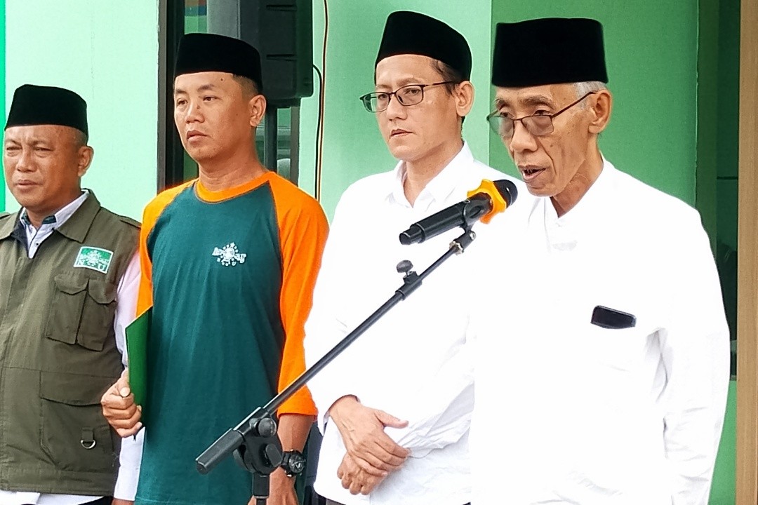 Rais Syuriah PWNU Jateng, KH Ubaidillah Shadaqah saat menyampaikan pesan dan arahan dalam 'Apel Pelepasan Relawan NU Peduli Jateng ke Aceh' yang dilaksanakan di halaman kantor PWNU Jateng, Jl. dr. Cipto 180, Kota Semarang, Jawa Tengah, Sabtu (10/1/226) sore. Foto: Rifqi/lingkar.co