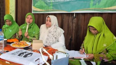 Ketua PAC Muslimat NU Tembalang, Dwi Supratiwi saat sambutan kegiatan pengajian dan pertemuan pertemuan rutin di rumah warga RT 02 RW 08 Kelurahan Sendang Mulyo, Tembalang, Kota Semarang, Jawa Tengah, Ahad (11/1/2026) siang. Foto: istimewa