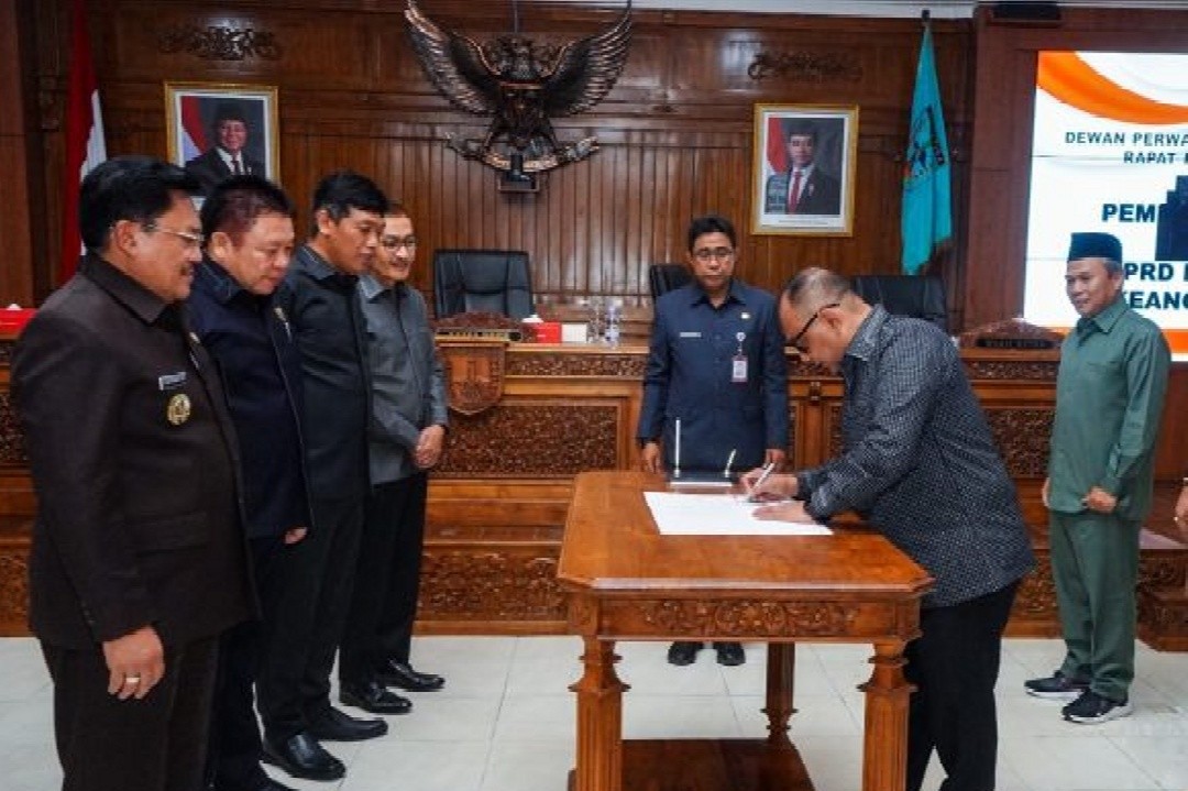 Ketua Alat Kelengkapan DPRD yang terdiri dari Komisi A, Komisi B, Komisi C, Badan Kehormatan, dan Badan Pembentukan Peraturan Daerah secara bergantian menandatangani Pakta Integritas dalam rapat paripurna DPRD Kota Salatiga. Foto: dokumentasi/istimewa