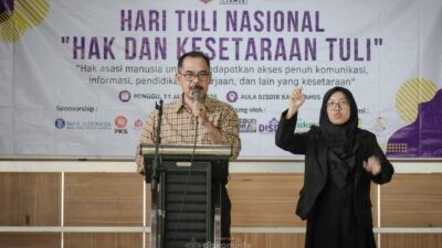 Asisten Administrasi Umum (Asda 3), Wawan Ruhyat, saat membacakan sambutan tertulis Bupati Ciamis, Herdiat Sunarya dalam pembukaan Seminar Hari Tuli Nasional yang digelar di Aula Dinas Pendidikan (Disdik) Kabupaten Ciamis, Minggu (11/1/2026). Foto: dokumentasi