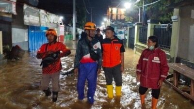 BPBD Kabupaten Batang saat banjir mulai masuk ke permukiman penduduk kelurahan Karangasem. Foto: dokumentasi/istimewa