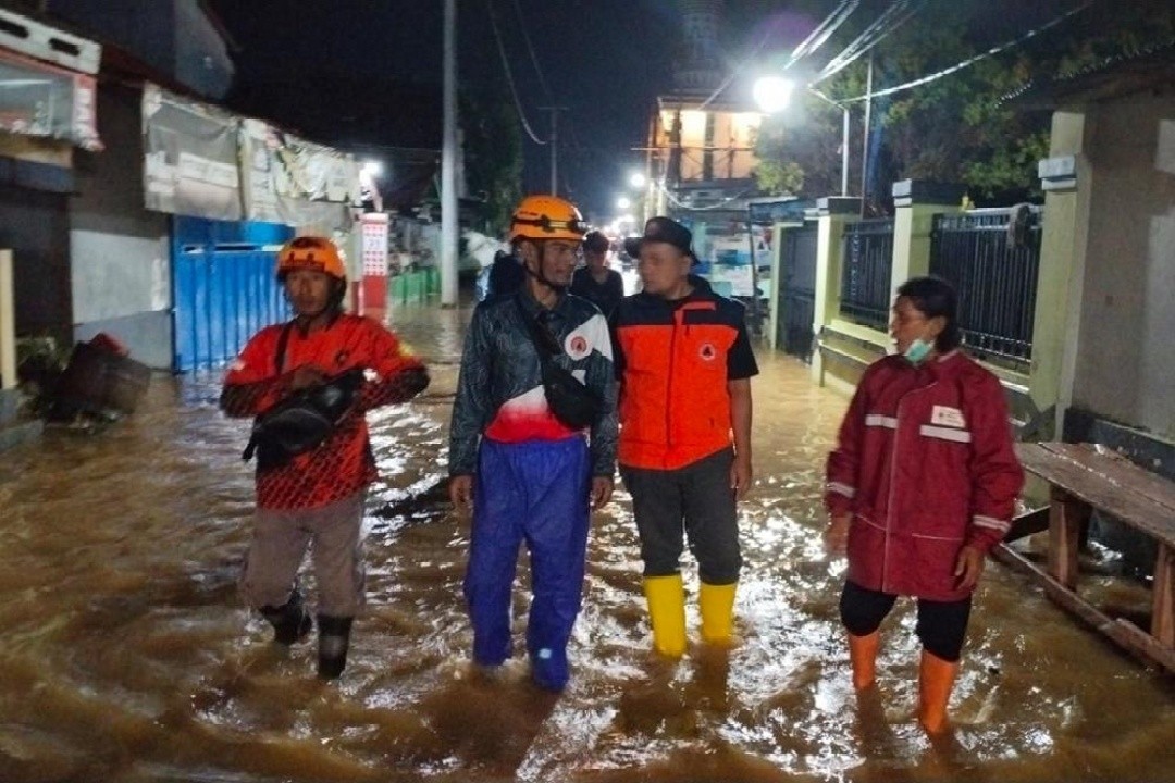 BPBD Kabupaten Batang saat banjir mulai masuk ke permukiman penduduk kelurahan Karangasem. Foto: dokumentasi/istimewa