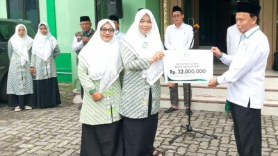 Ketua PC Fatayat NU Kota Semarang, Hj. Istighfaroh menyerahkan bantuan secara simbolis kepada Ketua LAZISNU Jateng, Muhammad Mahsun di halaman kantor PWNU Jateng, Jl. dr. Cipto 180, Kota Semarang, Jawa Tengah, Sabtu (10/1/2026). Foto: Rifqi/Lingkar co