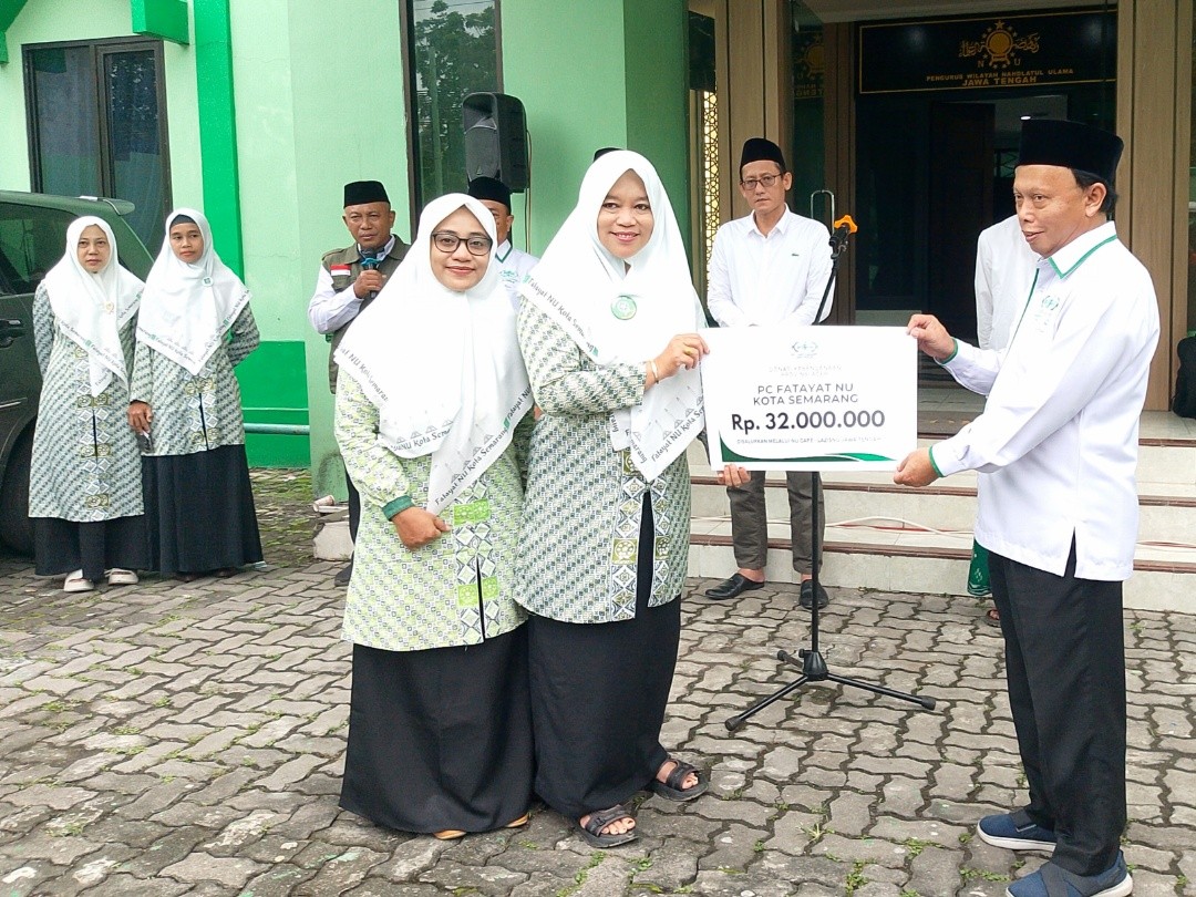 Ketua PC Fatayat NU Kota Semarang, Hj. Istighfaroh menyerahkan bantuan secara simbolis kepada Ketua LAZISNU Jateng, Muhammad Mahsun di halaman kantor PWNU Jateng, Jl. dr. Cipto 180, Kota Semarang, Jawa Tengah, Sabtu (10/1/2026). Foto: Rifqi/Lingkar co