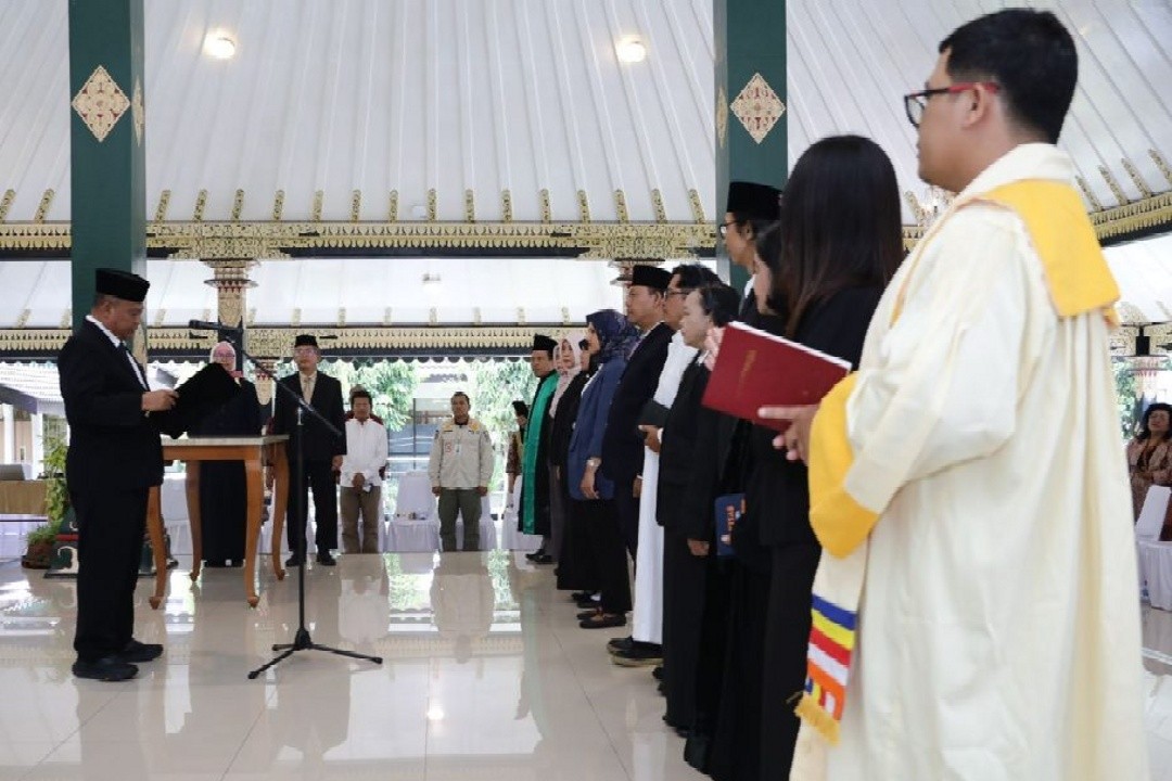 Proses pelantikan 8 anggota Komisi Perlindungan Anak Daerah (KPAD) periode 2026-2028 di Pendopo Parasamya Kantor Setda Kabupaten Sleman, Yogyakarta. Foto: dokumentasi