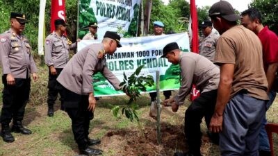 Kegiatan tanam 1000 pohon Polres Kendal di kawasan Kedung Pengilon, Desa Tunggulsari, Kecamatan Brangsong, Selasa (13/1/2026). Foto: Yoedhi/Lingkar.co