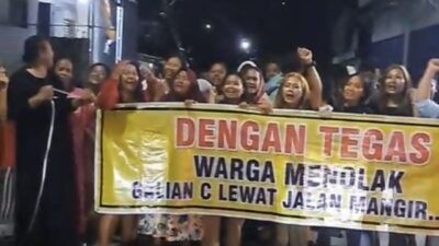 Ratusan warga Dusun Mangir membentangkan spanduk pernyataan menolak truk dump galian c. Foto: istimewa