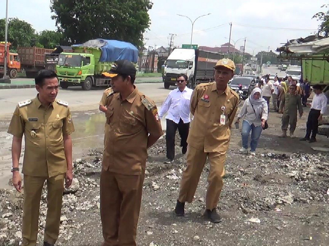 Wakil Bupati Kendal pada hari Senin (12/01/2026) melakukan inspeksi mendadak di area parkir liar dump truk Kaliwungu. Foto: Yoedhi/Lingkar.co