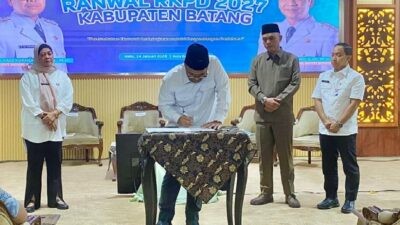 Bupati Batang, M. Faiz Kurniawan saat menandatangani RKPD 2027 di Aula Bupati Batang, Kabupaten Batang, Jawa Tengah, Rabu (14/1/2026). Foto: dokumentasi