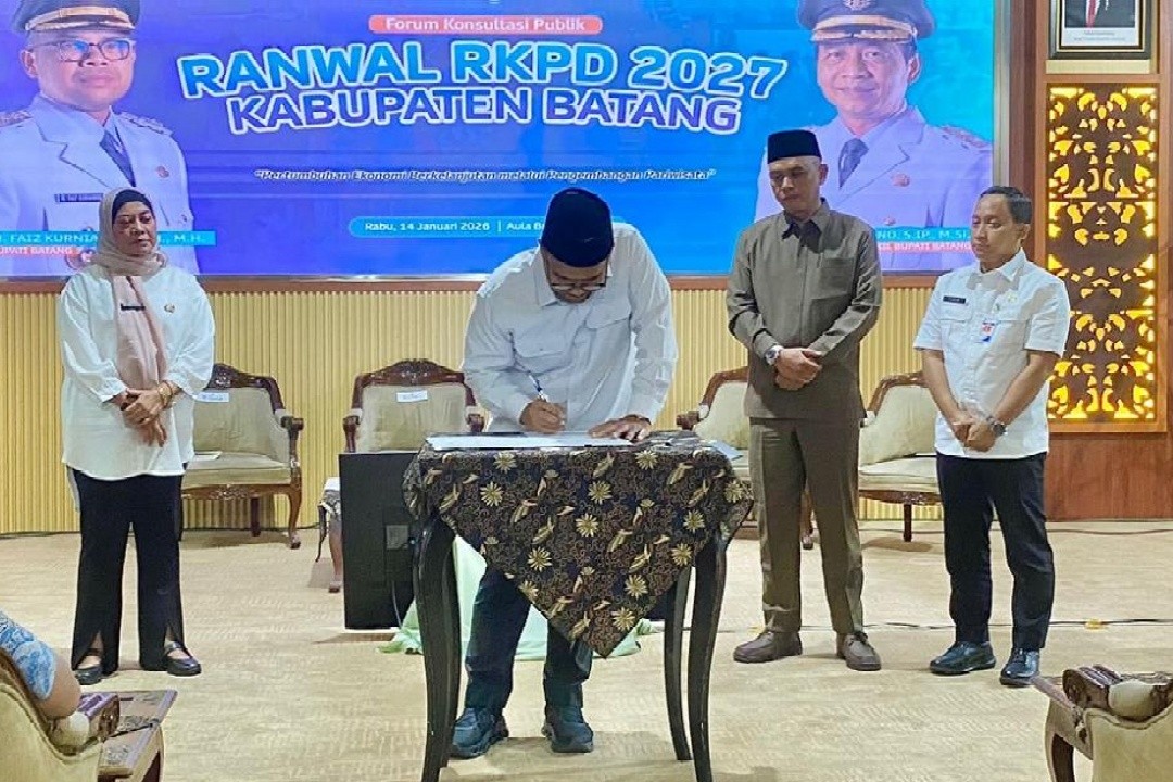 Bupati Batang, M. Faiz Kurniawan saat menandatangani RKPD 2027 di Aula Bupati Batang, Kabupaten Batang, Jawa Tengah, Rabu (14/1/2026). Foto: dokumentasi