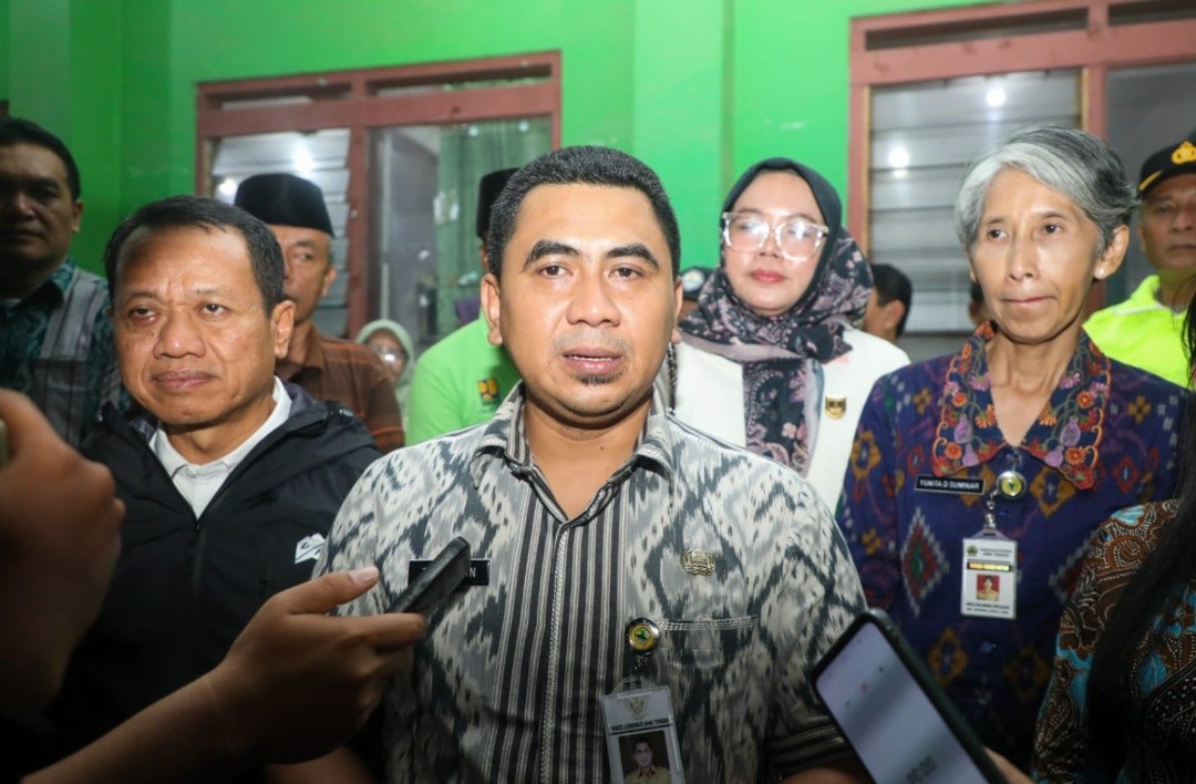 Wakil Gubernur Jawa Tengah, Taj Yasin Maimoen saat wawancara disela meninjau lokasi banjir. Foto: dokumentasi