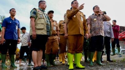 Gubernur Jawa Tengah Ahmad Luthfi saat meninjau lokasi banjir di Desa Banjarsari, Kecamatan Gabus, Kabupaten Pati, Selasa (13/1/2026). Foto: dokumentasi