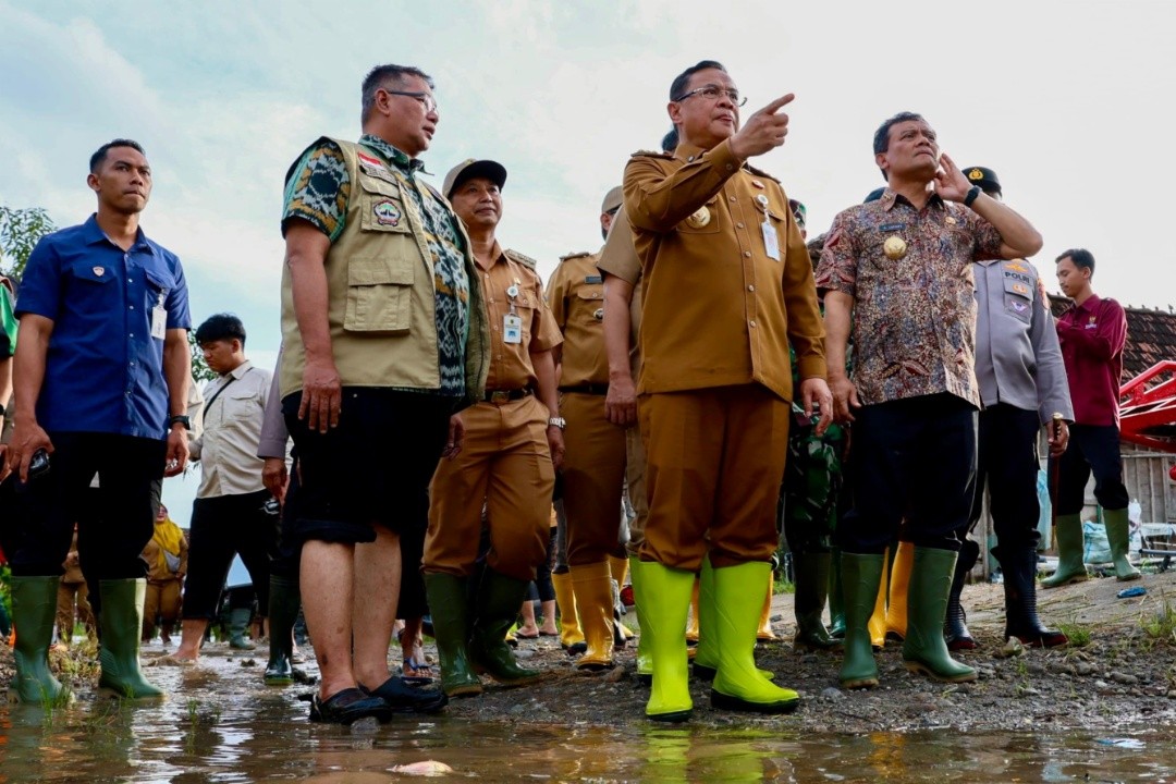 Gubernur Jawa Tengah Ahmad Luthfi saat meninjau lokasi banjir di Desa Banjarsari, Kecamatan Gabus, Kabupaten Pati, Selasa (13/1/2026). Foto: dokumentasi