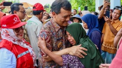 Gubernur Jawa Tengah Ahmad Luthfi saat meninjau lokasi banjir di Desa Tempur, Kecamatan Keling, Kabupaten Jepara, Selasa (13/1/2026),