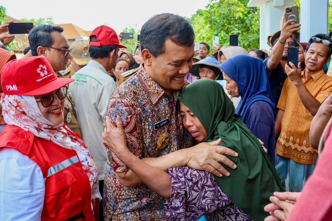 Gubernur Jawa Tengah Ahmad Luthfi saat meninjau lokasi banjir di Desa Tempur, Kecamatan Keling, Kabupaten Jepara, Selasa (13/1/2026),