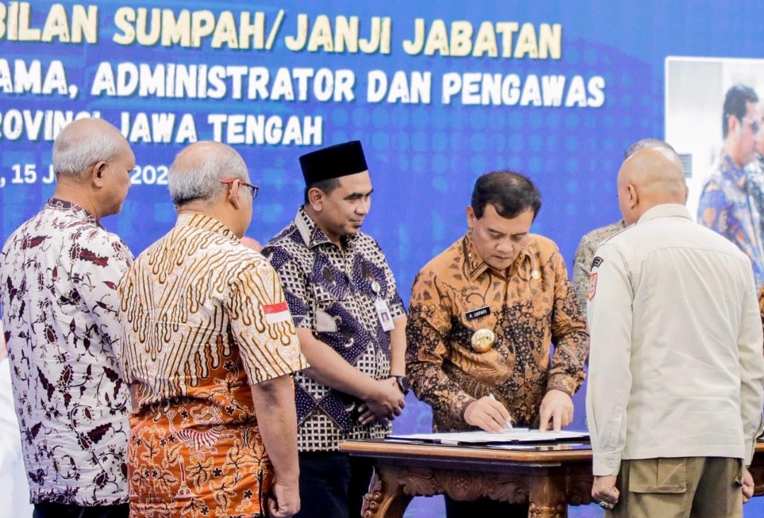 Gubernur dan Wagub Jateng, Ahmad Luthfi dan Taj Yasin Maimoen sebelum melantik dan mengambil sumpah/janji jabatan 1.049 pejabat di lingkungan Pemprov Jateng, di Gradhika Bhakti Praja, Kota Semarang, Kamis (15/1/2026). Foto: dokumentasi