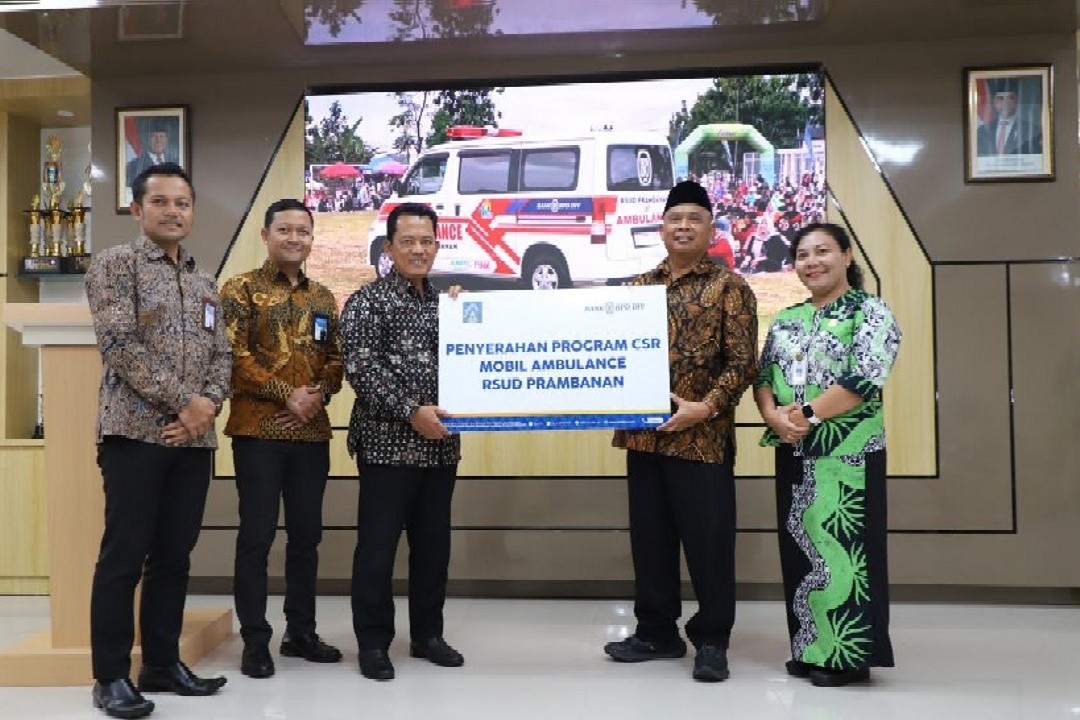 Direktur Utama (Dirut) Bank BPD DIY Santoso Rohmad menyerah bantuan secara simbolis kepada Bupati Sleman Harda Kiswaya didampingi Direktur RSUD Prambanan beserta jajarannya di Aula Pertemuan RSUD Prambanan, Kamis (15/1/2026). Foto: dokumentasi/istimewa