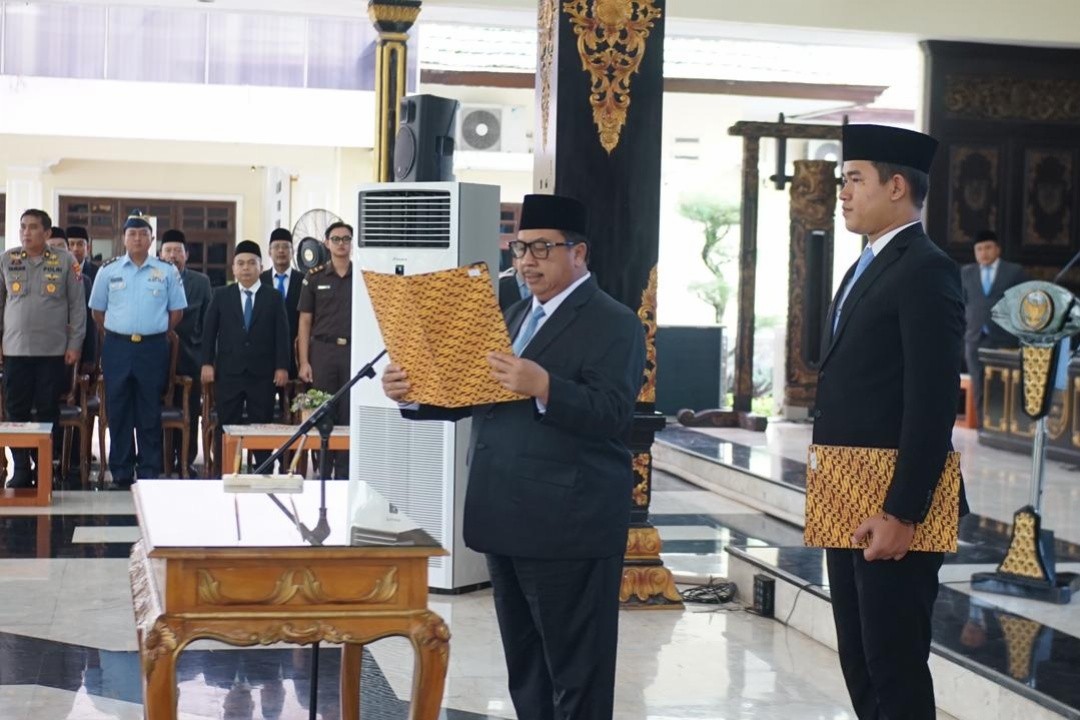 Bupati Jombang, Warsubi saat melantik dan mengambil sumpah janji 84 pejabat manajerial Pemerintah Kabupaten Jombang di Pendopo Pemkab Jombang, Jawa Timur, Kamis (15/1/2026) sore. Foto: dokumentasi