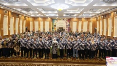 Gubernur dan Wakil Gubernur beserta semua peserta Jatim Retreat 2026 berfoto bersama. Foto: dokumentasi