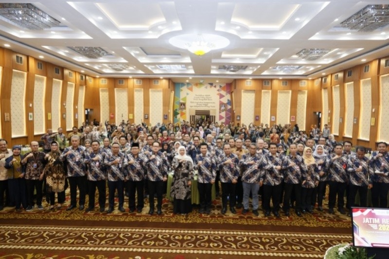 Gubernur dan Wakil Gubernur beserta semua peserta Jatim Retreat 2026 berfoto bersama. Foto: dokumentasi