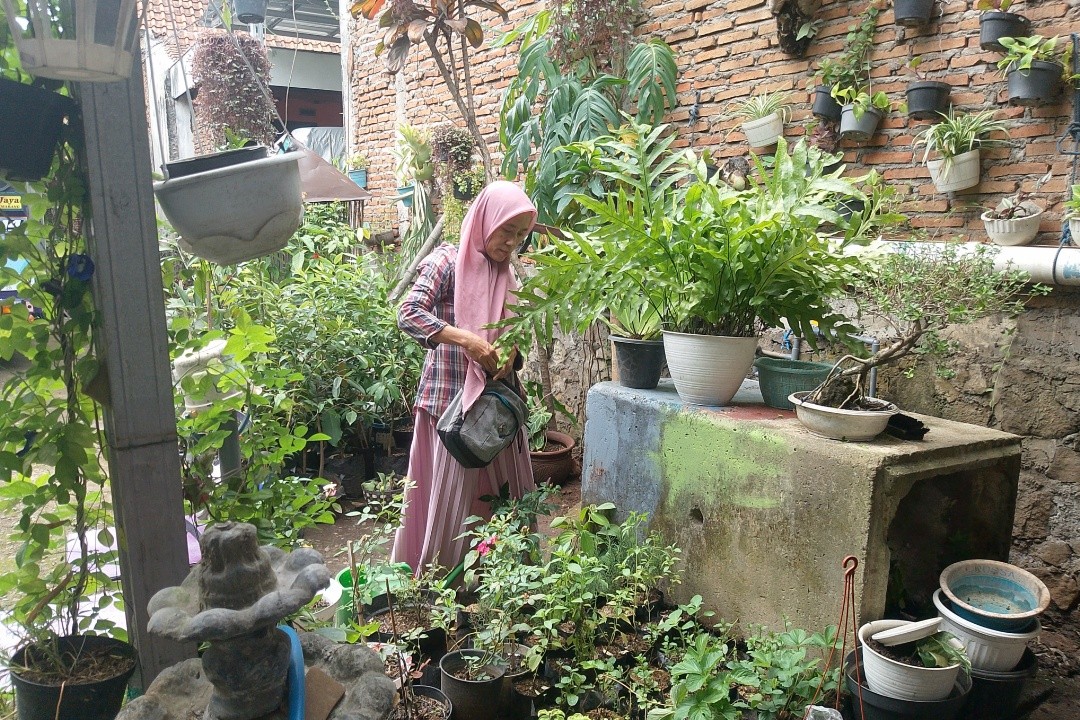 Ketua PR Muslimat NU Kelurahan Bulusan, Siti Umayah saat di tokonya Sabtu (17/1/2026). Foto: Rifqi/Lingkar.co