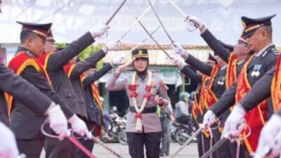 AKBP Veronica saat upacara penyambutan sebagai Kapolres Batang. Foto: istimewa