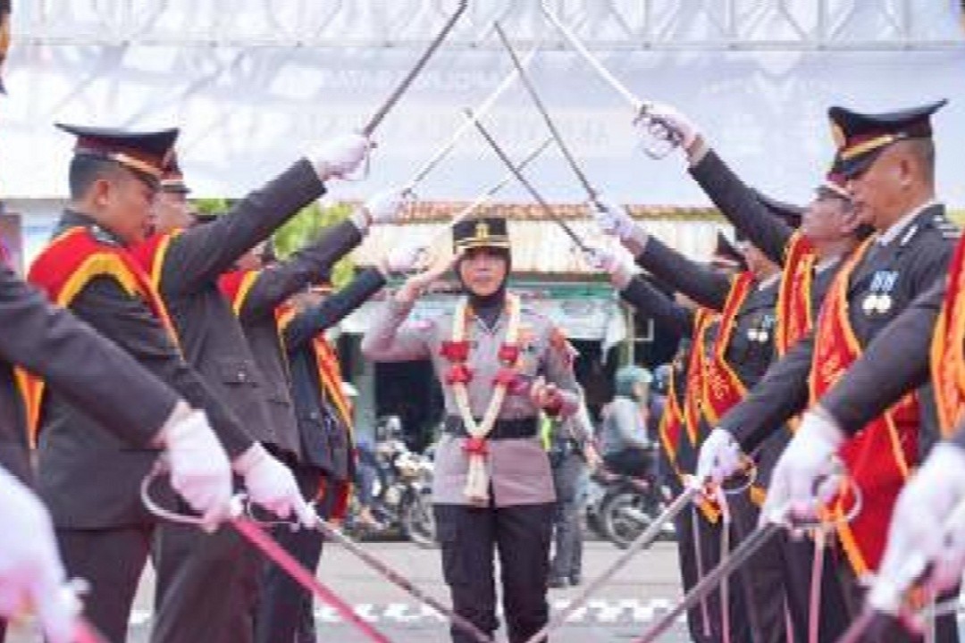 AKBP Veronica saat upacara penyambutan sebagai Kapolres Batang. Foto: istimewa