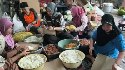 Suasana dapur umum yang didirikan oleh Destana Kebondalem, Kendal Jawa Tengah. Foto: Yoedhi/Lingkar.co
