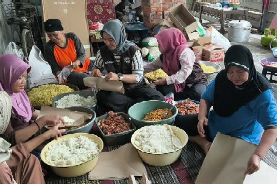 Suasana dapur umum yang didirikan oleh Destana Kebondalem, Kendal Jawa Tengah. Foto: Yoedhi/Lingkar.co