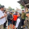 Tinjau Banjir di Kampung Kali UU, Plt Bupati Bekasi Pastikan Penanganan Korban