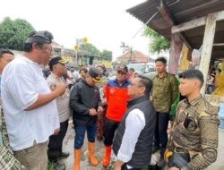 Tinjau Banjir di Kampung Kali UU, Plt Bupati Bekasi Pastikan Penanganan Korban