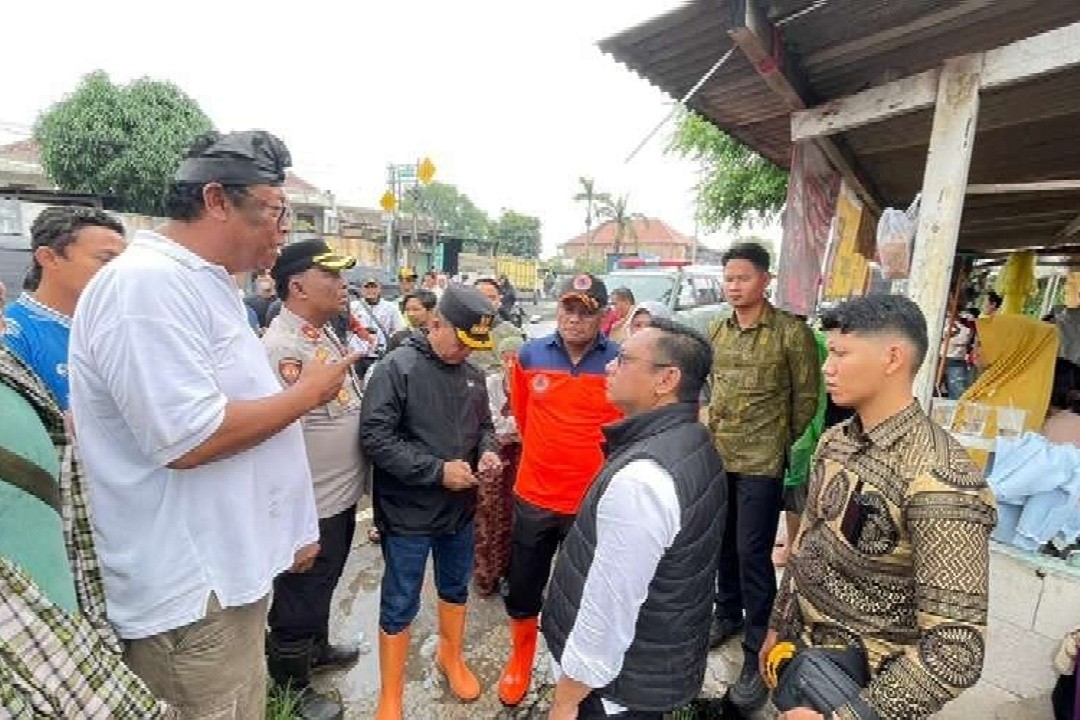Plt Bupati Bekasi Asep Surya Atmaja saat meninjau banjir di Kampung Kali Ulu Kecamatan Cikarang Utara. Foto: dokumentasi/istimewa
