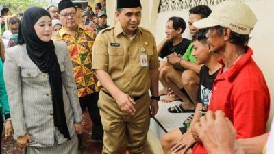 Wakil Gubernur Jawa Tengah Taj Yasin bersama istrinya Nawal Arafah Yasin saat meninjau banjir Kelurahan Tirto, Kecamatan Pekalongan Barat, Kota Pekalongan. Foto: dokumentasi/istimewa
