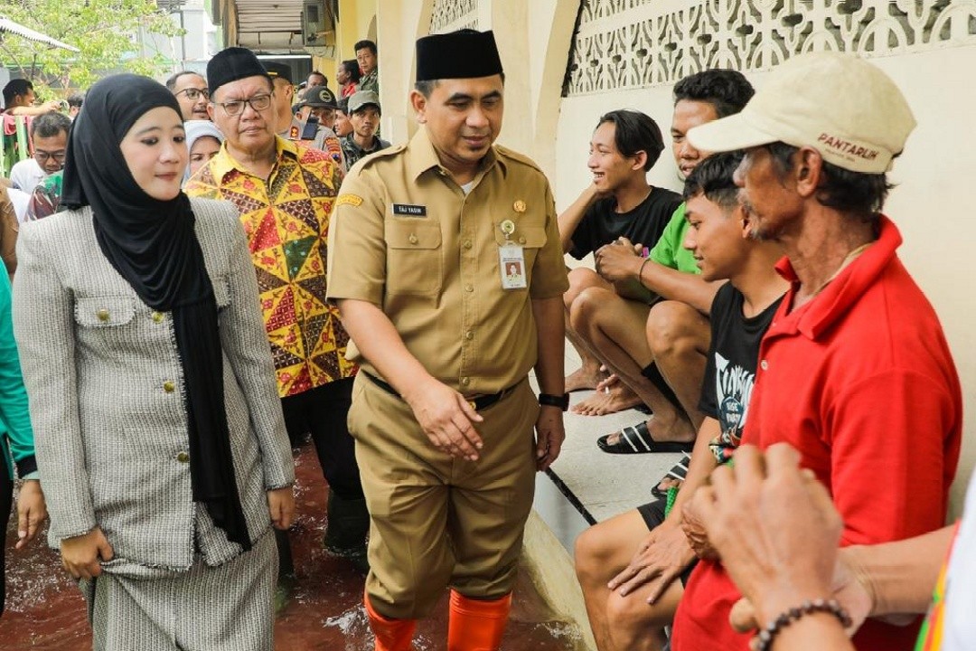 Wakil Gubernur Jawa Tengah Taj Yasin bersama istrinya Nawal Arafah Yasin saat meninjau banjir Kelurahan Tirto, Kecamatan Pekalongan Barat, Kota Pekalongan. Foto: dokumentasi/istimewa