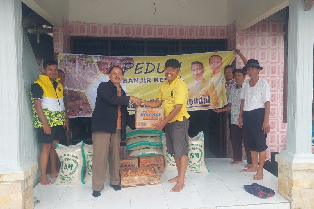 DPD Partai Golkar Kabupaten Kendal saat menyalurkan bantuan bagi terdampak banjir. Foto: dokumentasi/istimewa