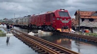 Kereta api saat melintasi jalur yang tergenang air banjir. Foto: dokumentasi/istimewa