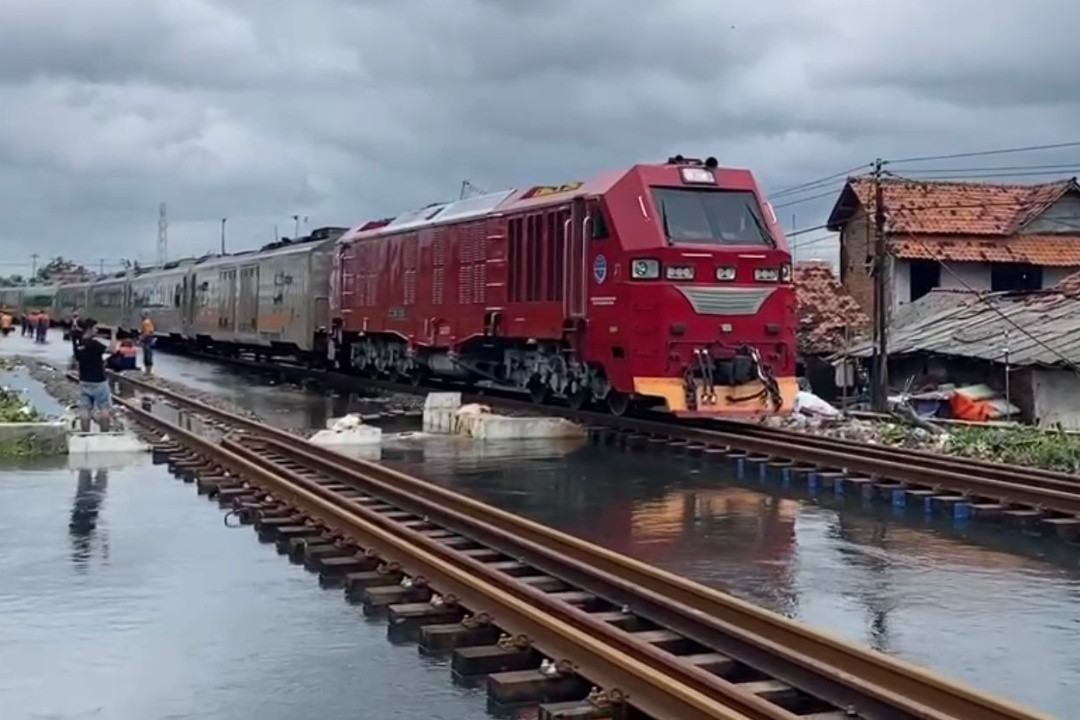 Kereta api saat melintasi jalur yang tergenang air banjir. Foto: dokumentasi/istimewa